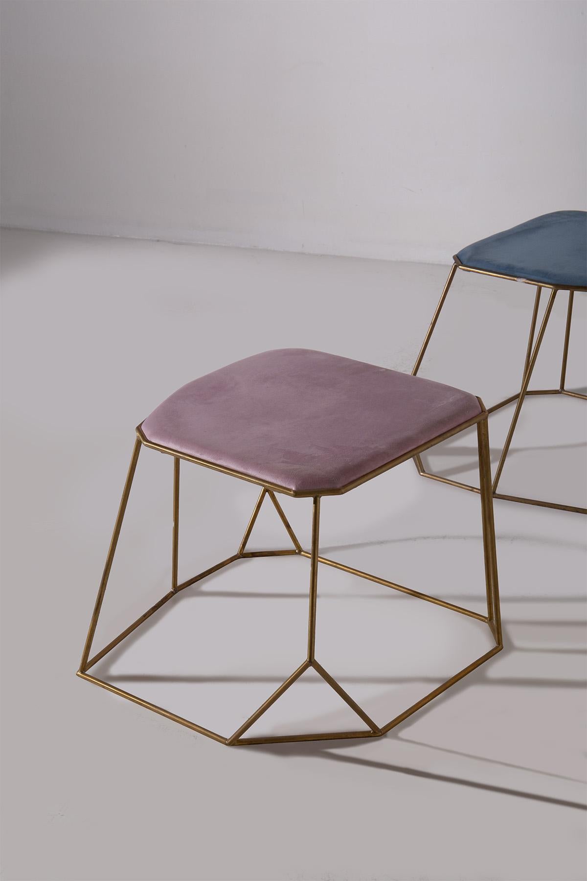 Paar zeitgenössische rosa und hellblaue Hocker im Zustand „Gut“ im Angebot in Milano, IT