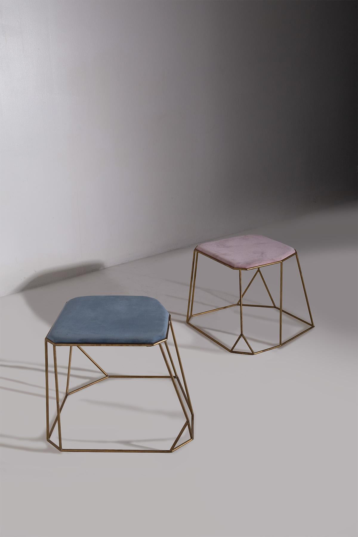 Paar zeitgenössische rosa und hellblaue Hocker im Angebot 1