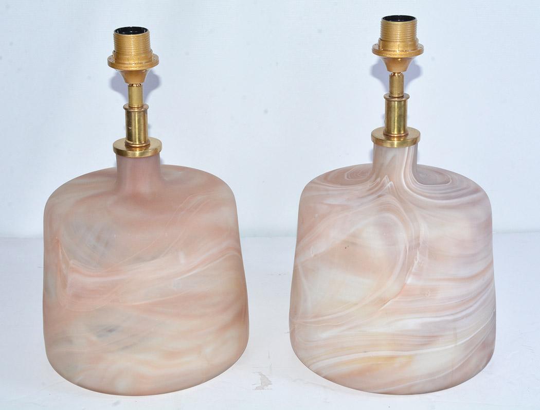 Paar Contemporary Pink Marbleized Glass Lampen mit mattem Finish (Moderne) im Angebot