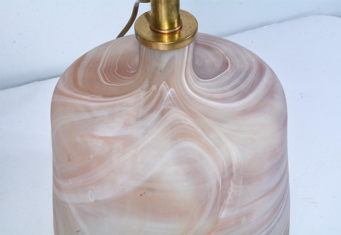 Paar Contemporary Pink Marbleized Glass Lampen mit mattem Finish (Handgefertigt) im Angebot