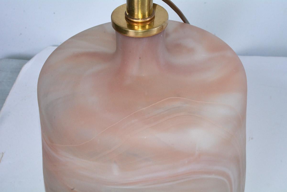 Paar Contemporary Pink Marbleized Glass Lampen mit mattem Finish im Angebot 2