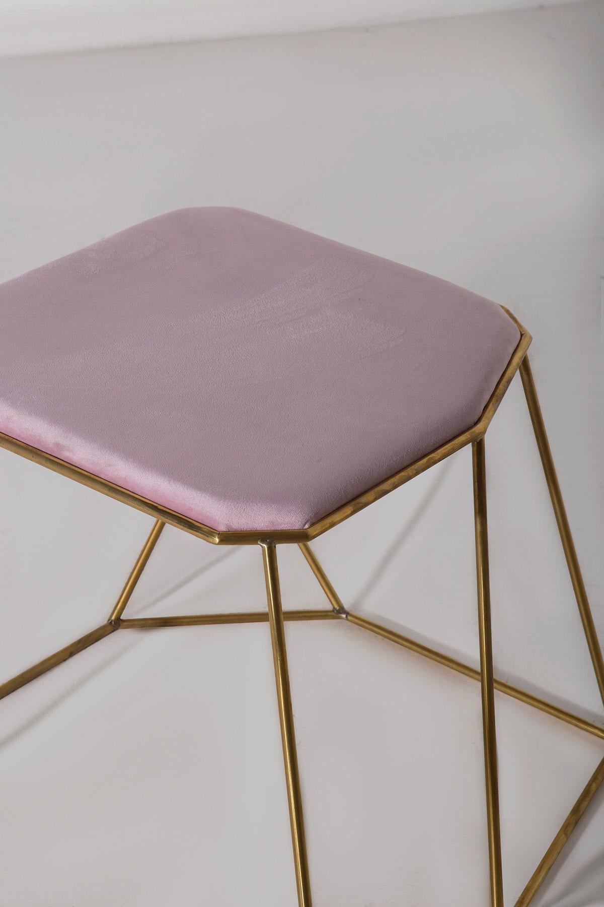 Cette élégante paire de poufs modernes, fabriquée vers 2015, associe un design contemporain audacieux à des matériaux de haute qualité. Le cadre tubulaire en laiton se distingue par ses formes géométriques et asymétriques, offrant un attrait visuel