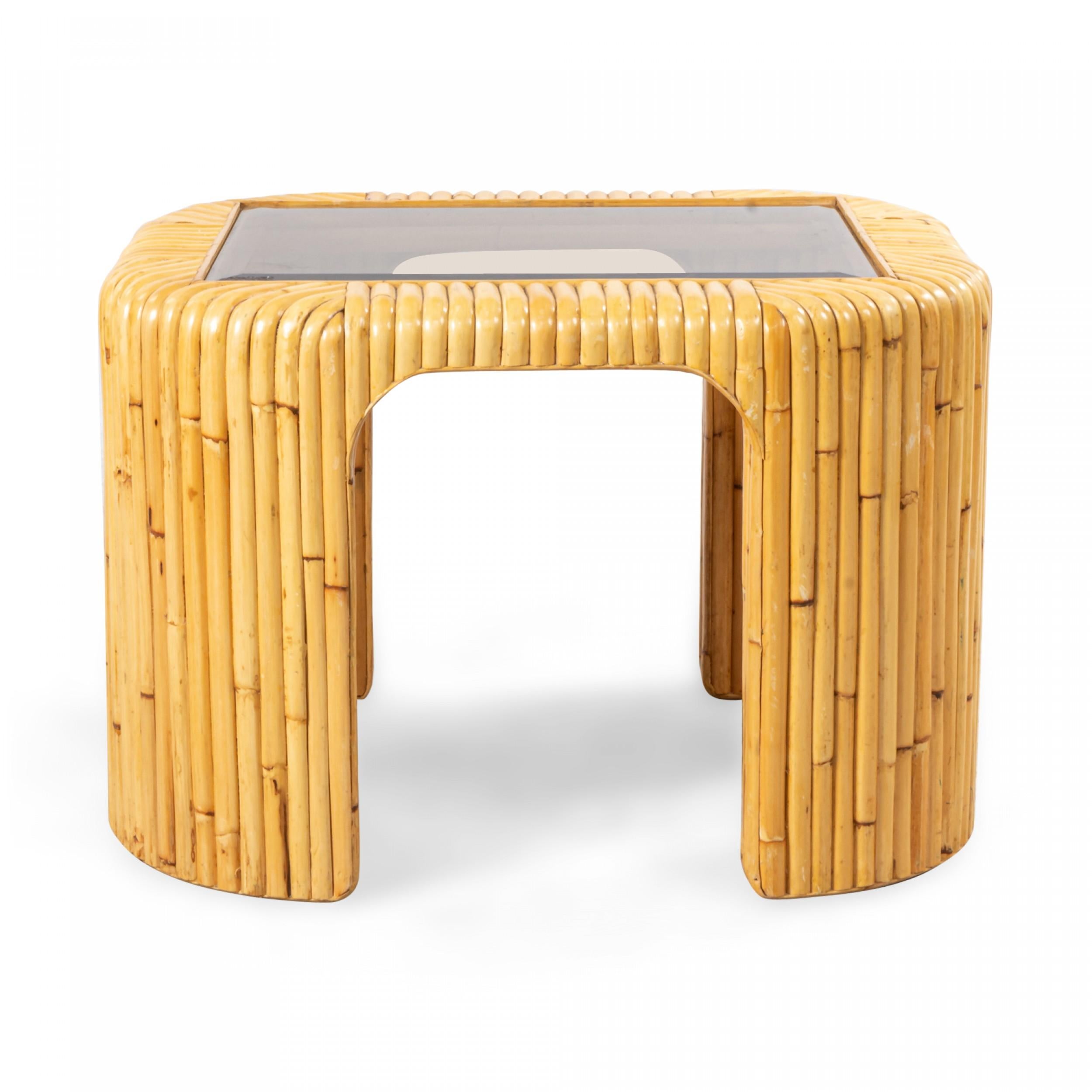 PAIRE de tables d'appoint en rotin et verre fumé de style milieu de siècle. (Article connexe : NWL085) (PRIX PAR PAIRE)