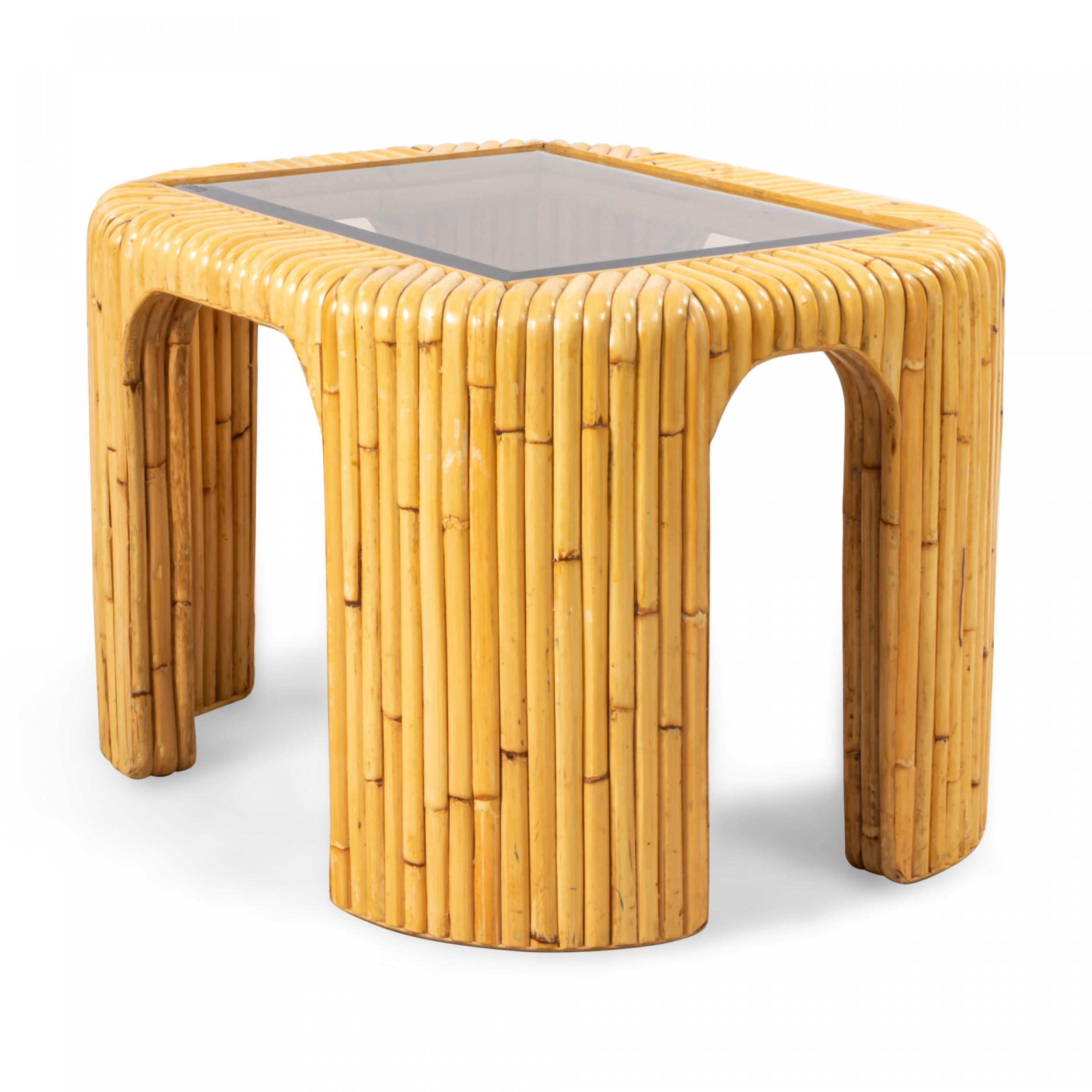 Mid-Century Modern Paire de tables d'appoint contemporaines en rotin et verre fumé en vente