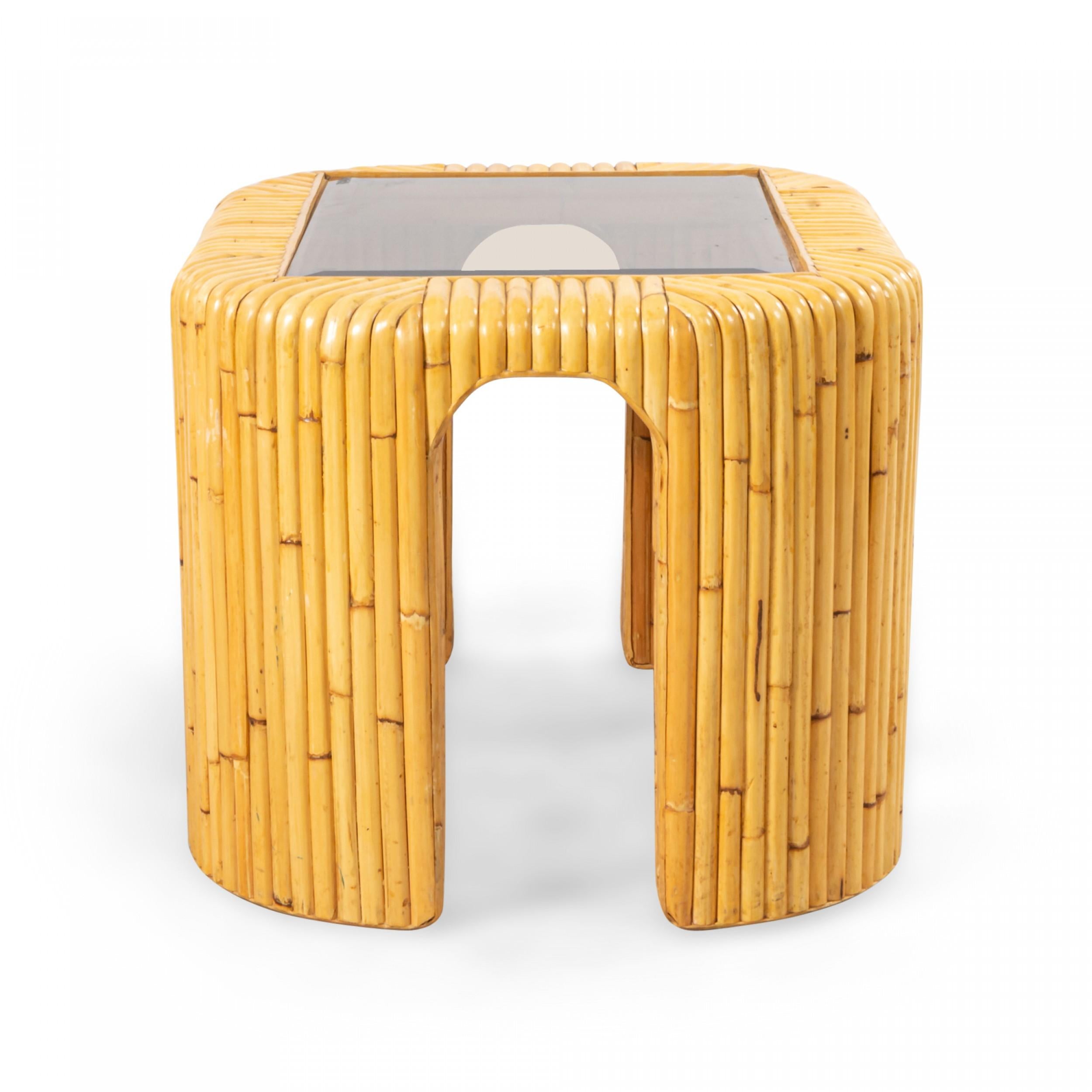 Inconnu Paire de tables d'appoint contemporaines en rotin et verre fumé en vente
