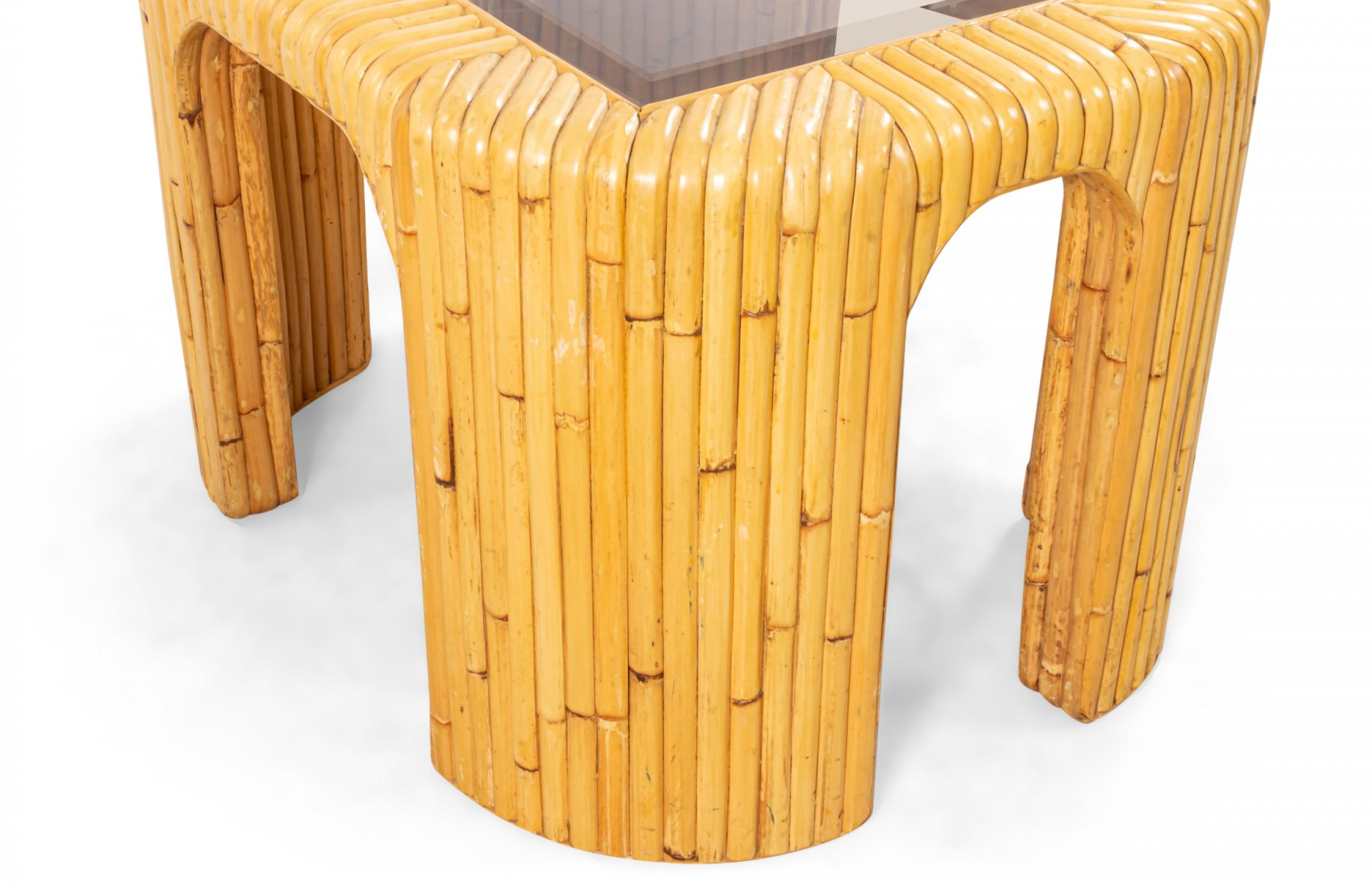 Fait main Paire de tables d'appoint contemporaines en rotin et verre fumé en vente
