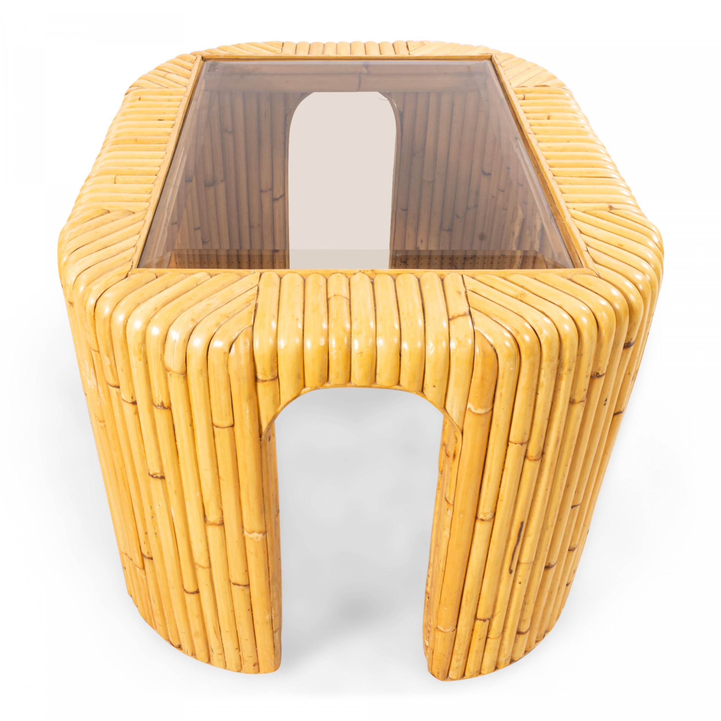 Paire de tables d'appoint contemporaines en rotin et verre fumé Bon état - En vente à Queens, NY