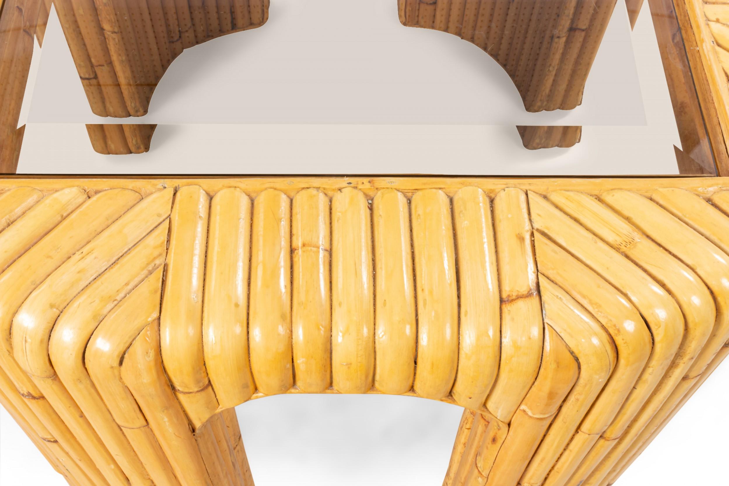 20ième siècle Paire de tables d'appoint contemporaines en rotin et verre fumé en vente