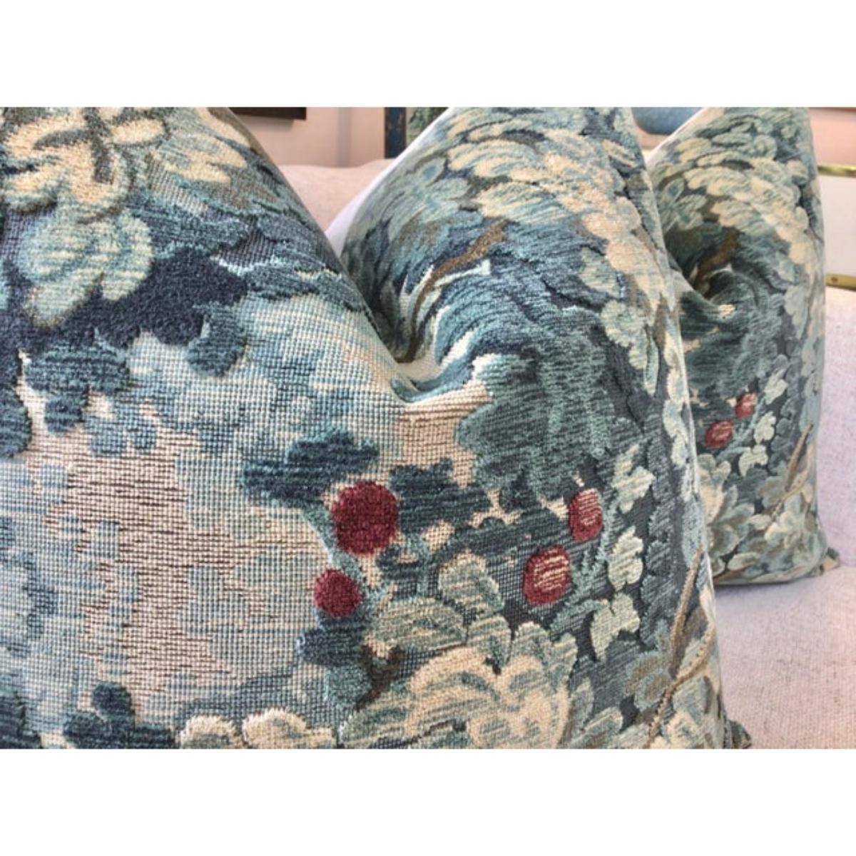 Coppia di splendidi cuscini personalizzati in piuma d'oca in tessuto di velluto italiano tagliato e non tagliato di Scalamandré chiamato 