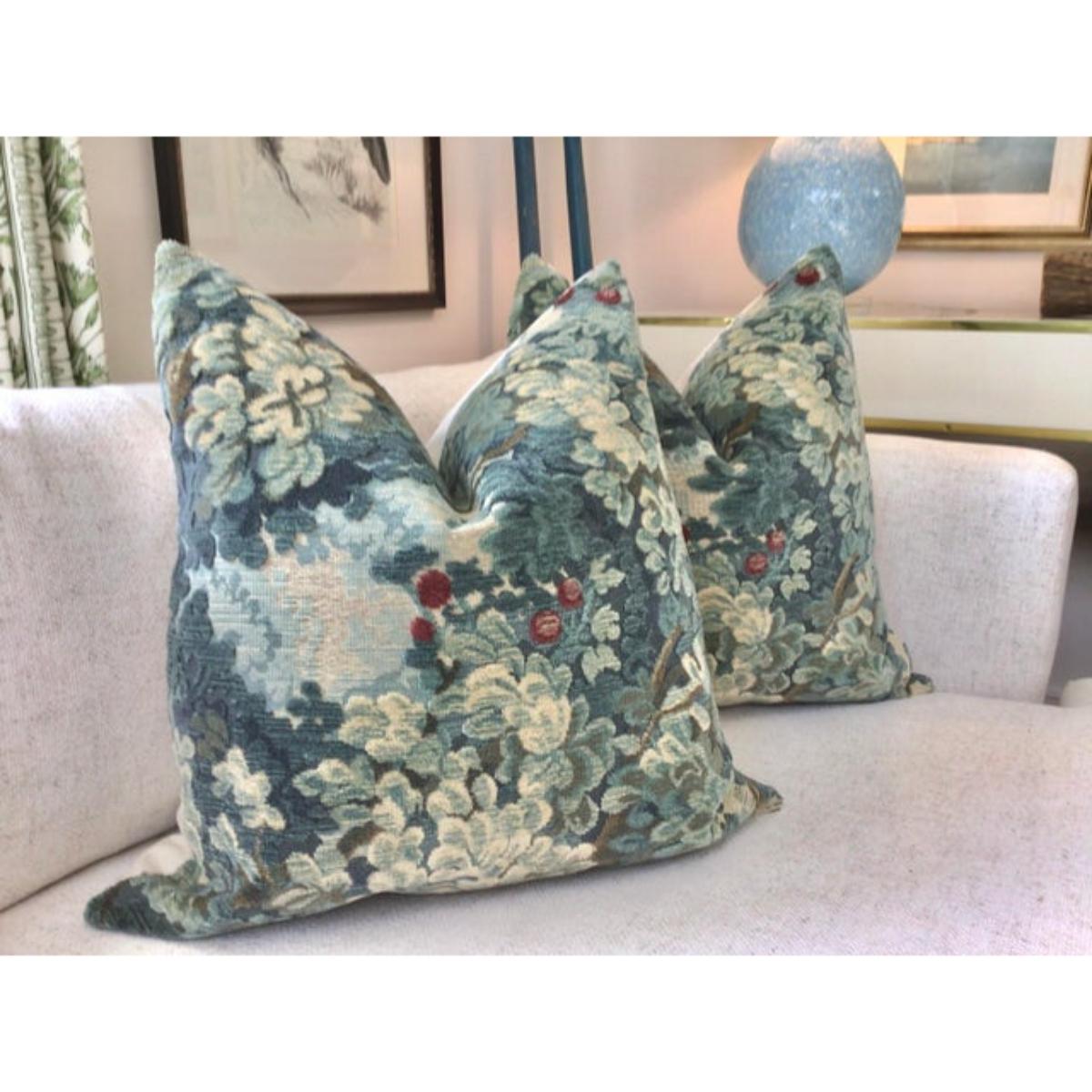 Hollywood Regency Coppia di cuscini in piuma d'oca Scalamandre Contemporary in Blue in vendita