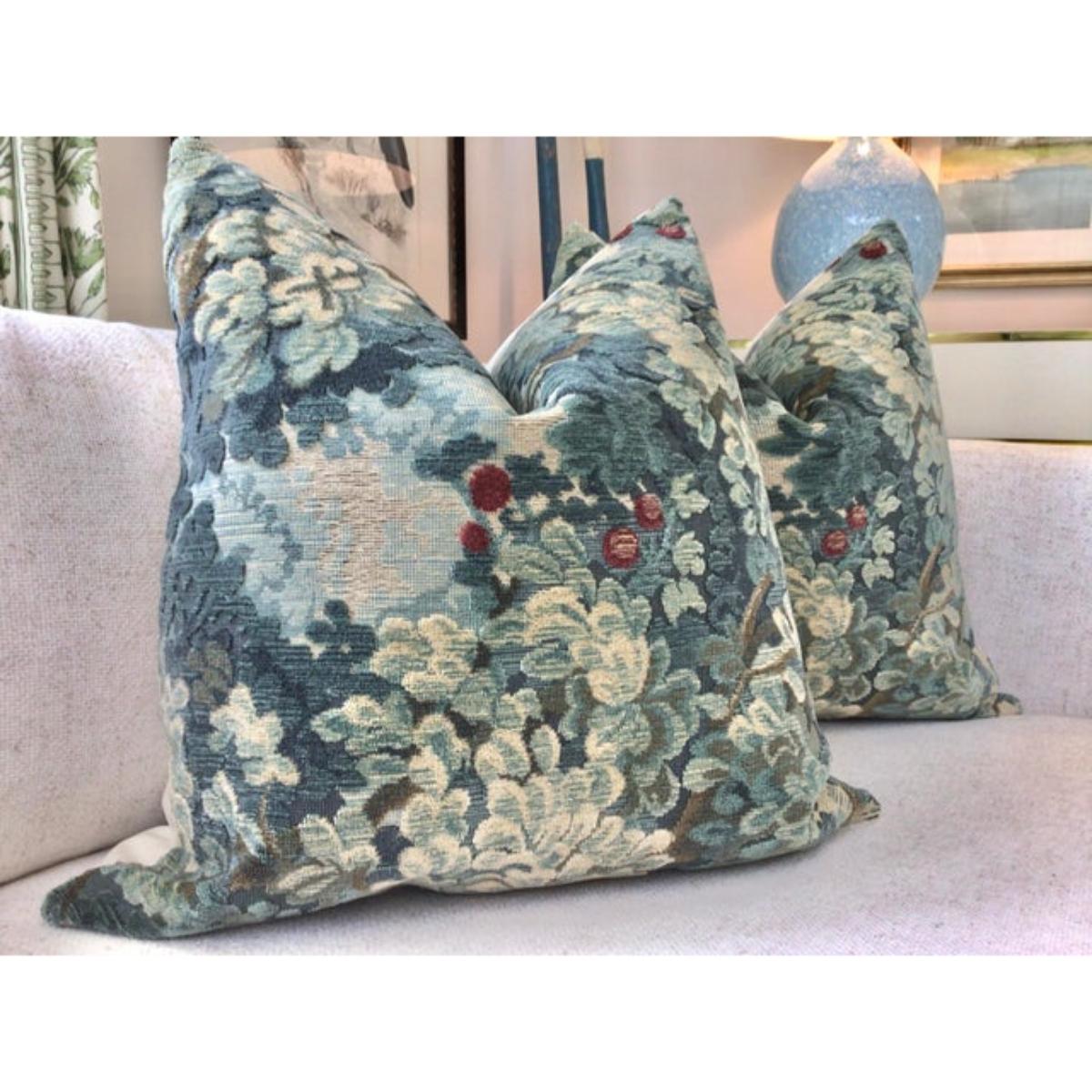 Americano Coppia di cuscini in piuma d'oca Scalamandre Contemporary in Blue in vendita