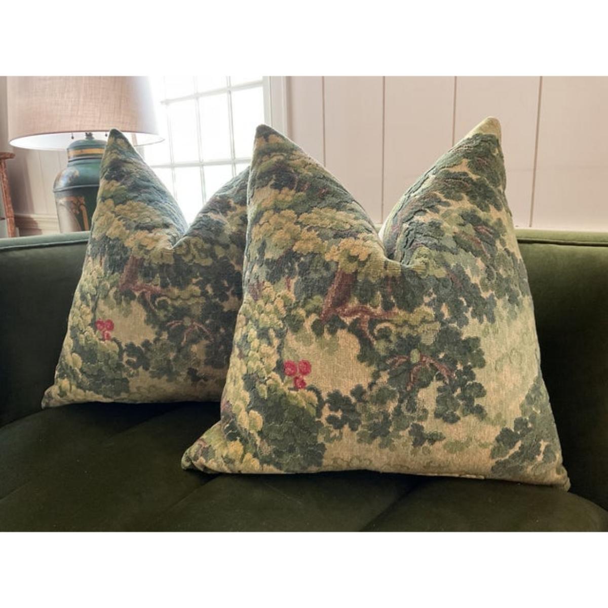 Hollywood Regency Paire d'oreillers contemporains en duvet Greene & Greene Marli en vert forêt en vente