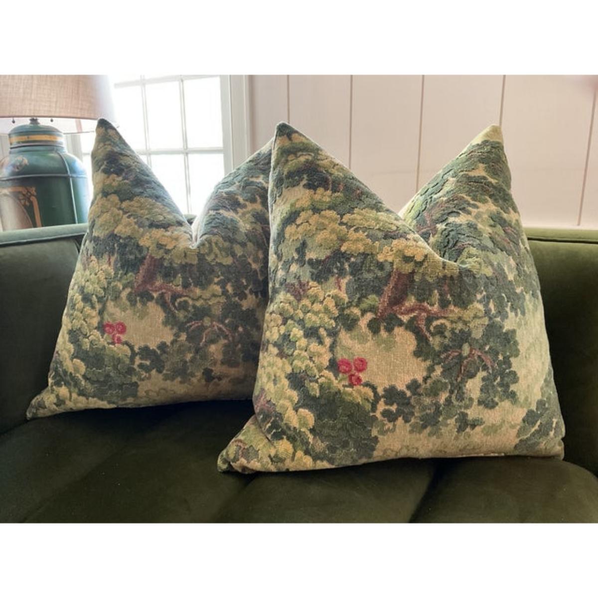 Américain Paire d'oreillers contemporains en duvet Greene & Greene Marli en vert forêt en vente