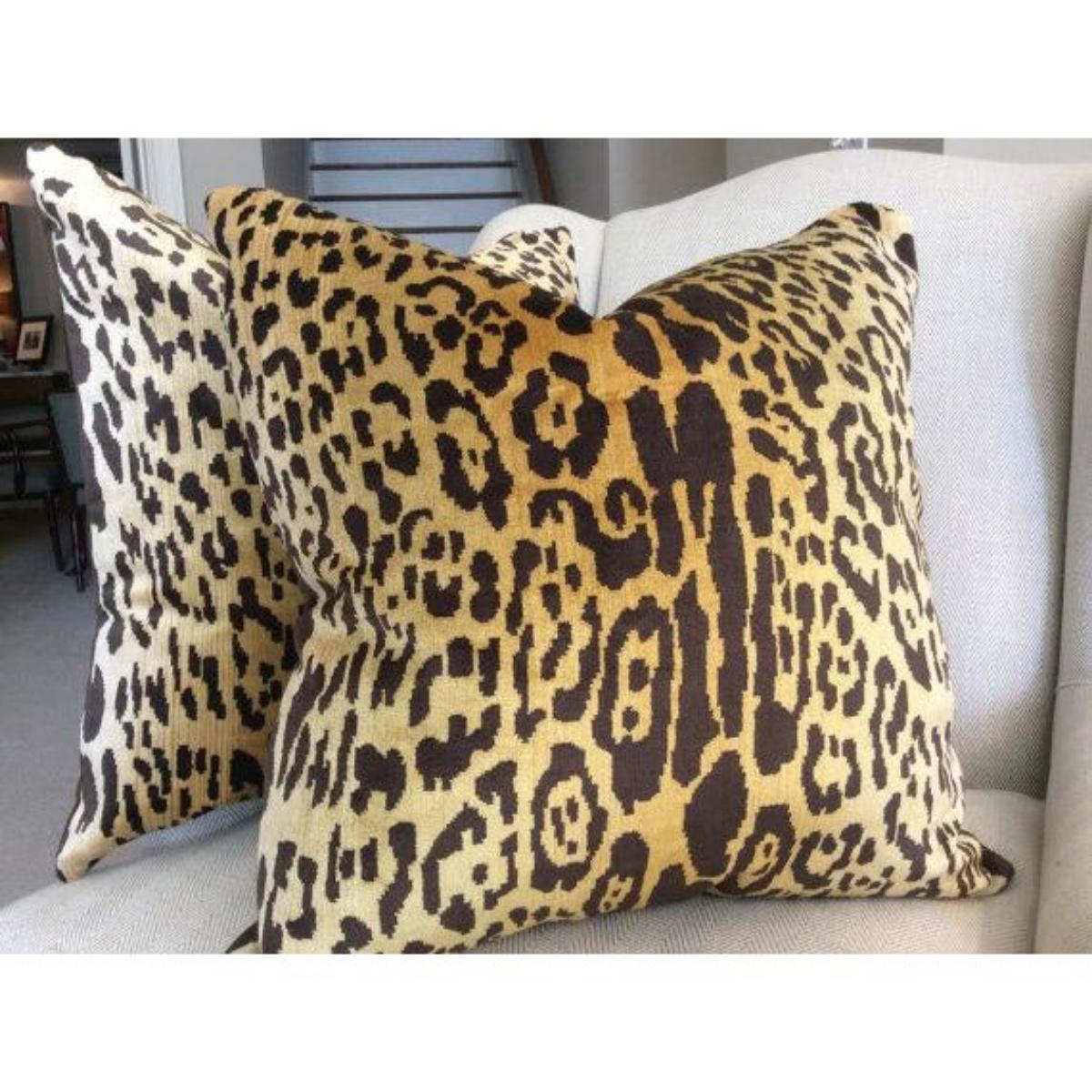 Questo meraviglioso velluto di seta Leopardo di Scalamandre è stato trasformato in copricuscini personalizzati da 21 pollici! Questo tessuto non ti deluderà con la sua mano squisita e il suo peso lussuoso. I colori sono il tradizionale oro tenue e