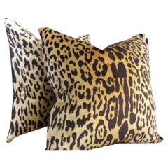 Paire de housses de coussin contemporaines Scalamandre en velours de soie Leopardo
