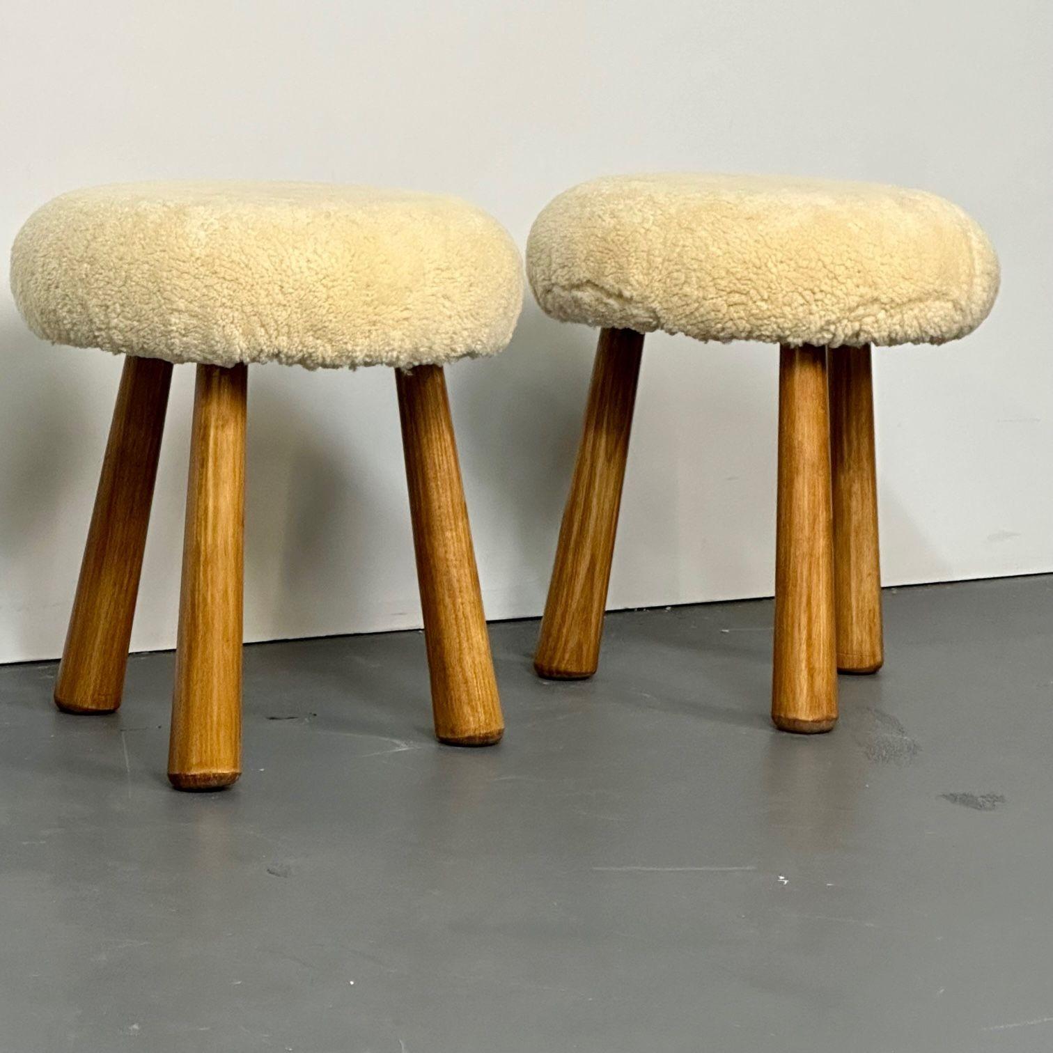 Paire de tabourets en peau de mouton beige de style scandinave moderne contemporain / Ottomans Bon état - En vente à Stamford, CT