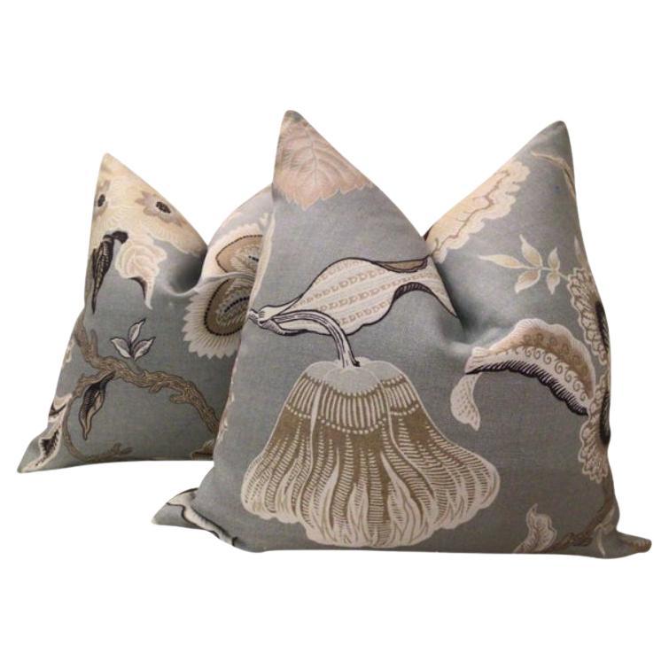 Coppia di cuscini contemporanei Schumacher "Fiori della casa calda" in minerale in vendita