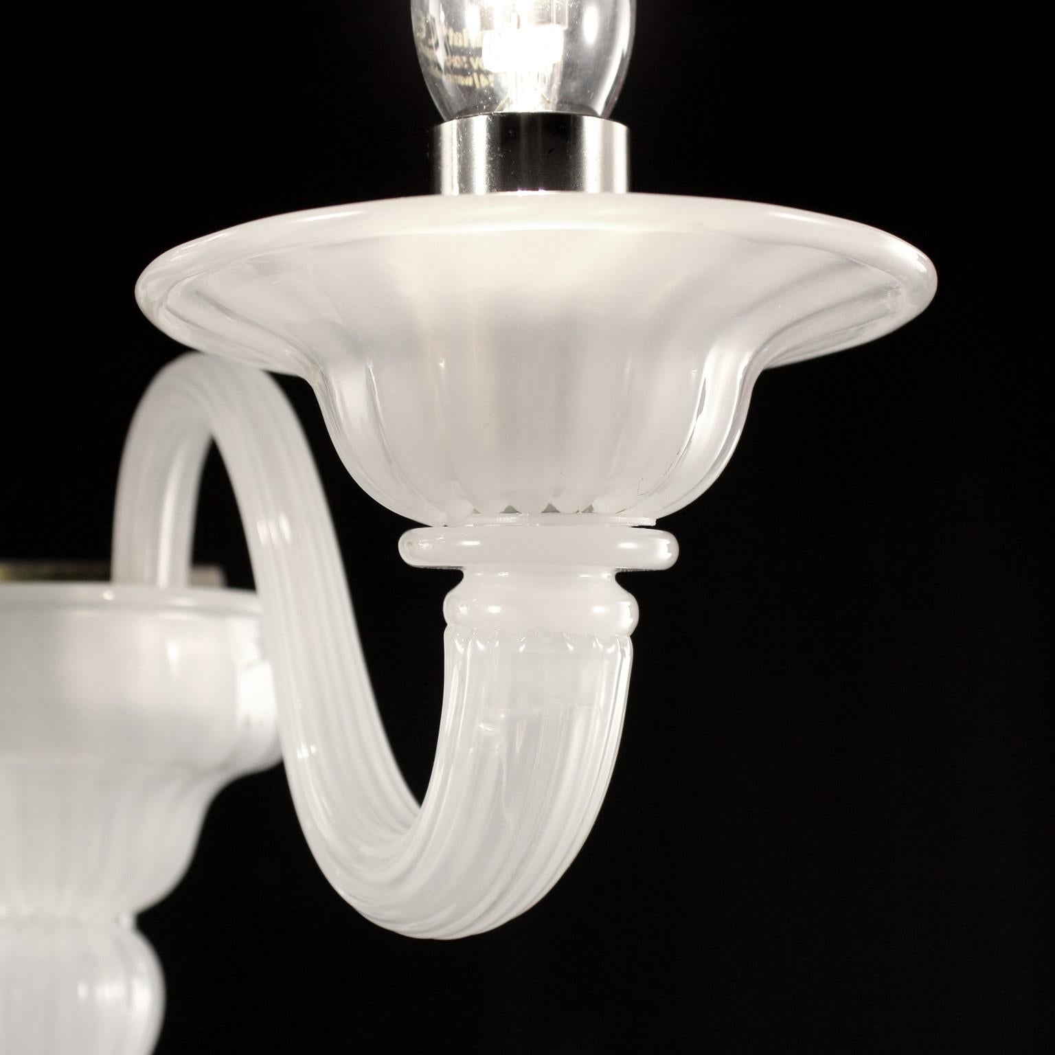 2er-Set Simplicissimus 360 Wandleuchter mit 2 Leuchten, aus weißem Seiden-Kunstglas von Multiforme
Diese Collection'S aus Murano-Glas zeichnet sich durch ihre außergewöhnliche Schlichtheit aus. Es ist das Ergebnis einer Forschung, die auf die