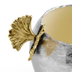 Coppia di vasi contemporanei in metallo argentato a forma di farfalla e bocciolo di ginkgo