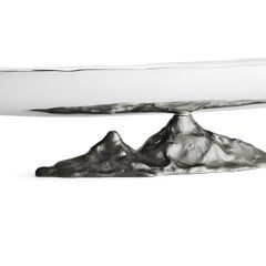 Ein Paar zeitgenössischer silberner Metallschalen mit skulpturalem Sockel