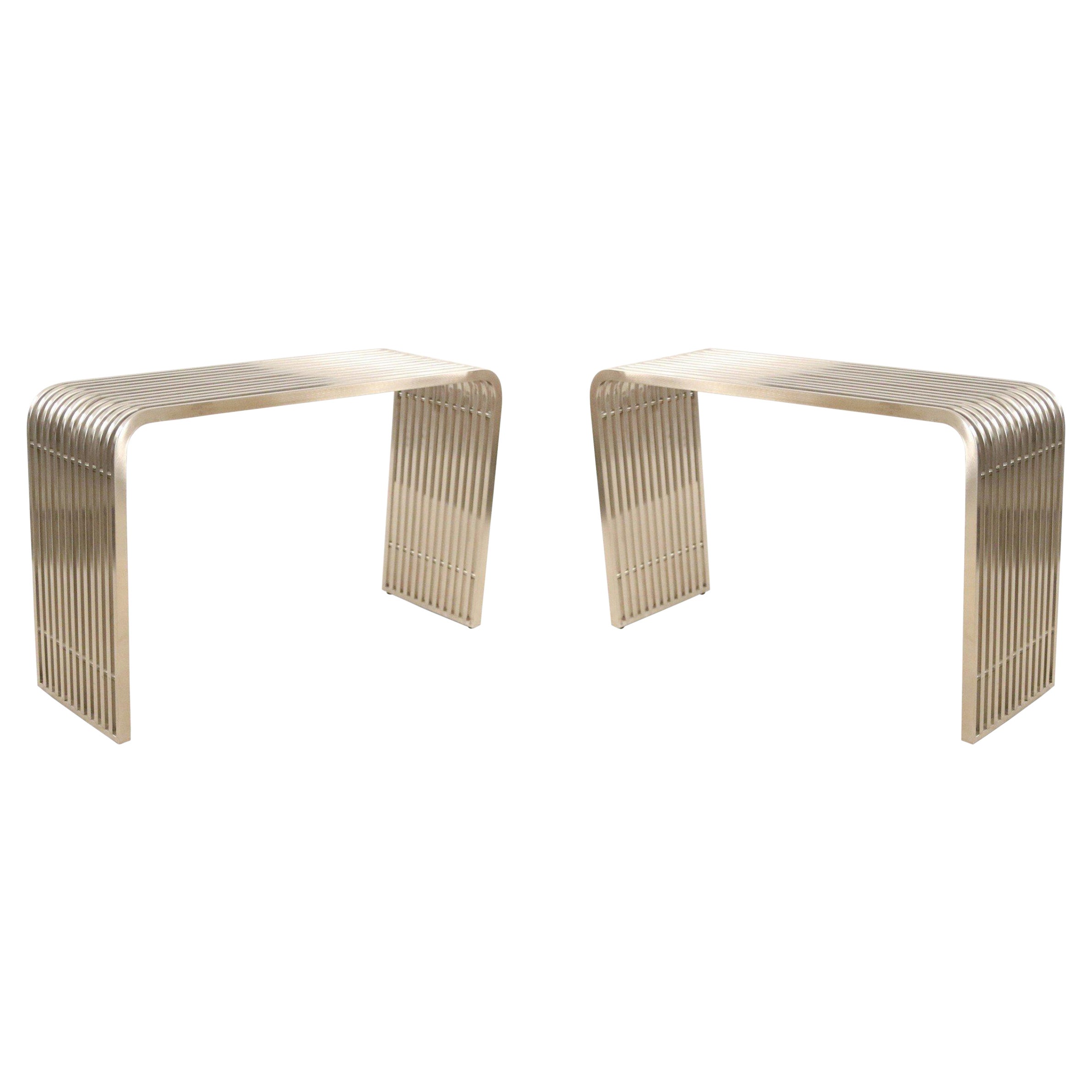Coppia di tavoli da console contemporanei in metallo argentato a doghe curve in vendita
