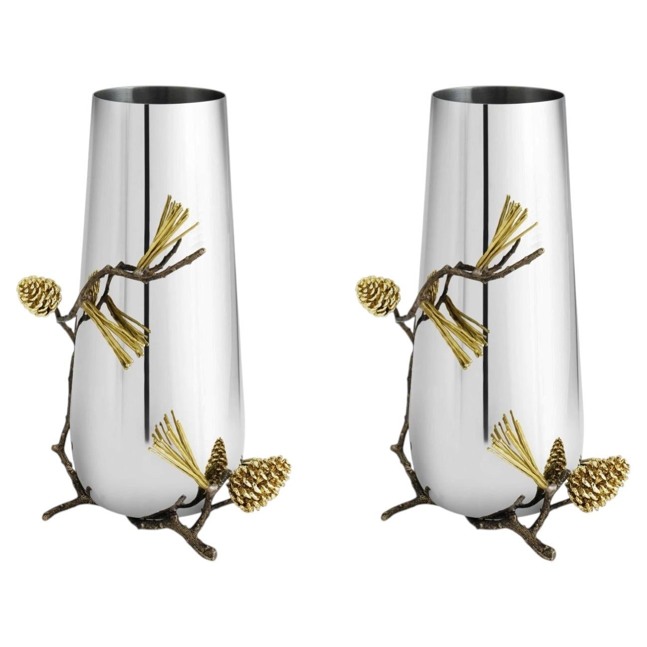 Paire de vases contemporains en pomme de pin en métal Silver avec détails dorés