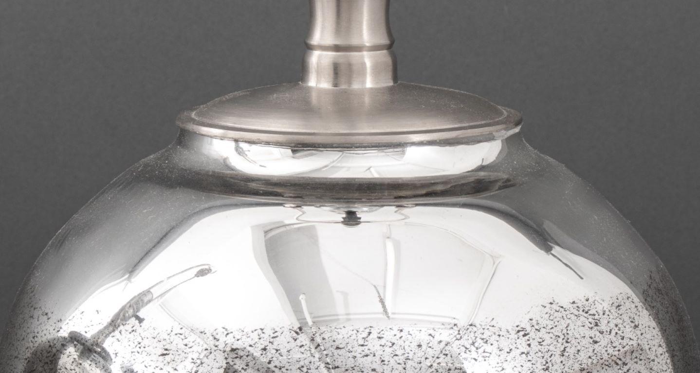Paar zeitgenössische Vasenlampen aus versilbertem Glas, silberfarben, mit Glaskugel als Abschluss.

Händler: S138XX