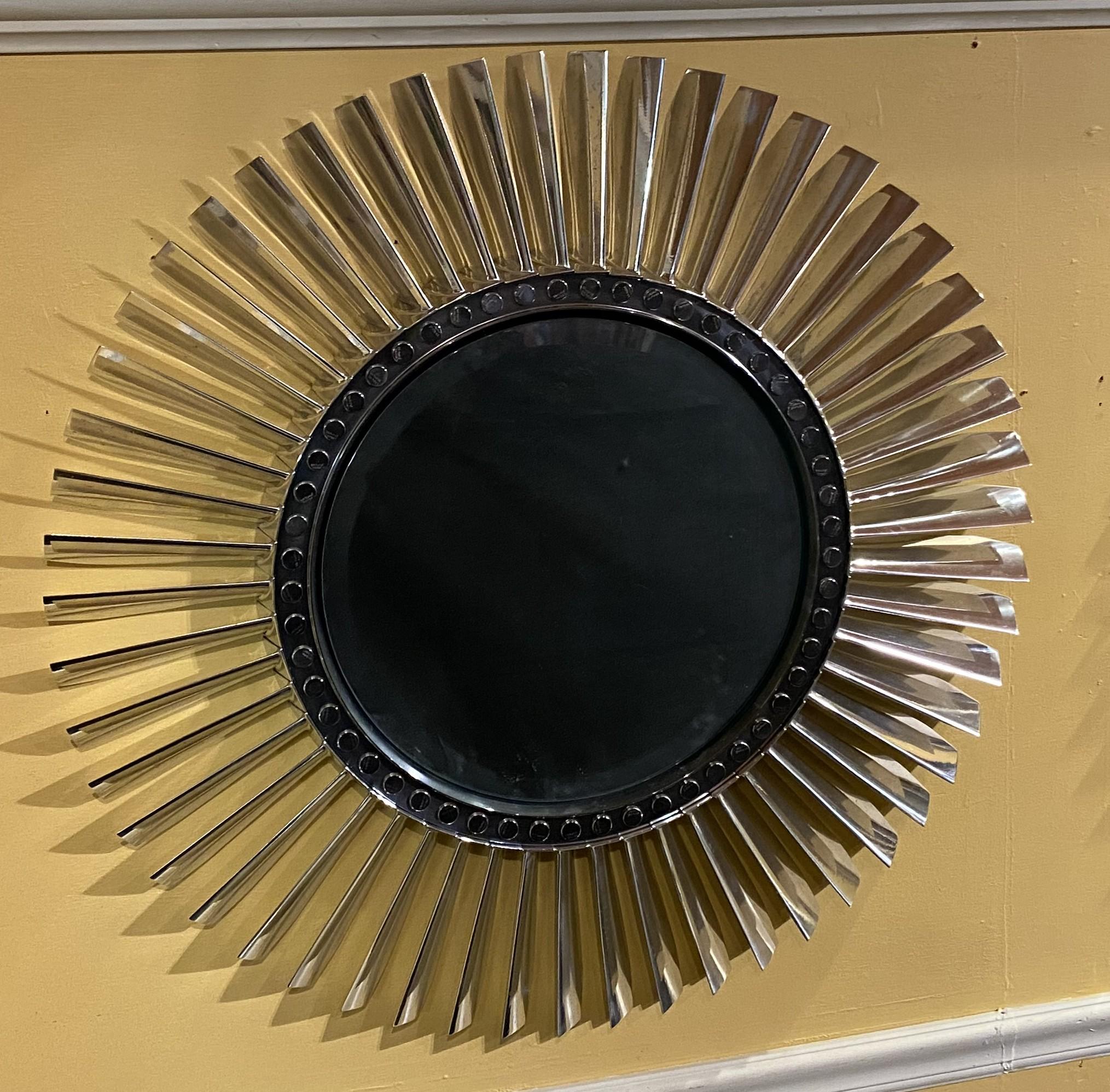 Una coppia decorativa contemporanea di ventole a turbina per motori a reazione in acciaio che sono state convertite in specchi da parete rotondi. Questa coppia di specchi ha una splendida finitura cromata con specchi smussati rotondi aggiunti al