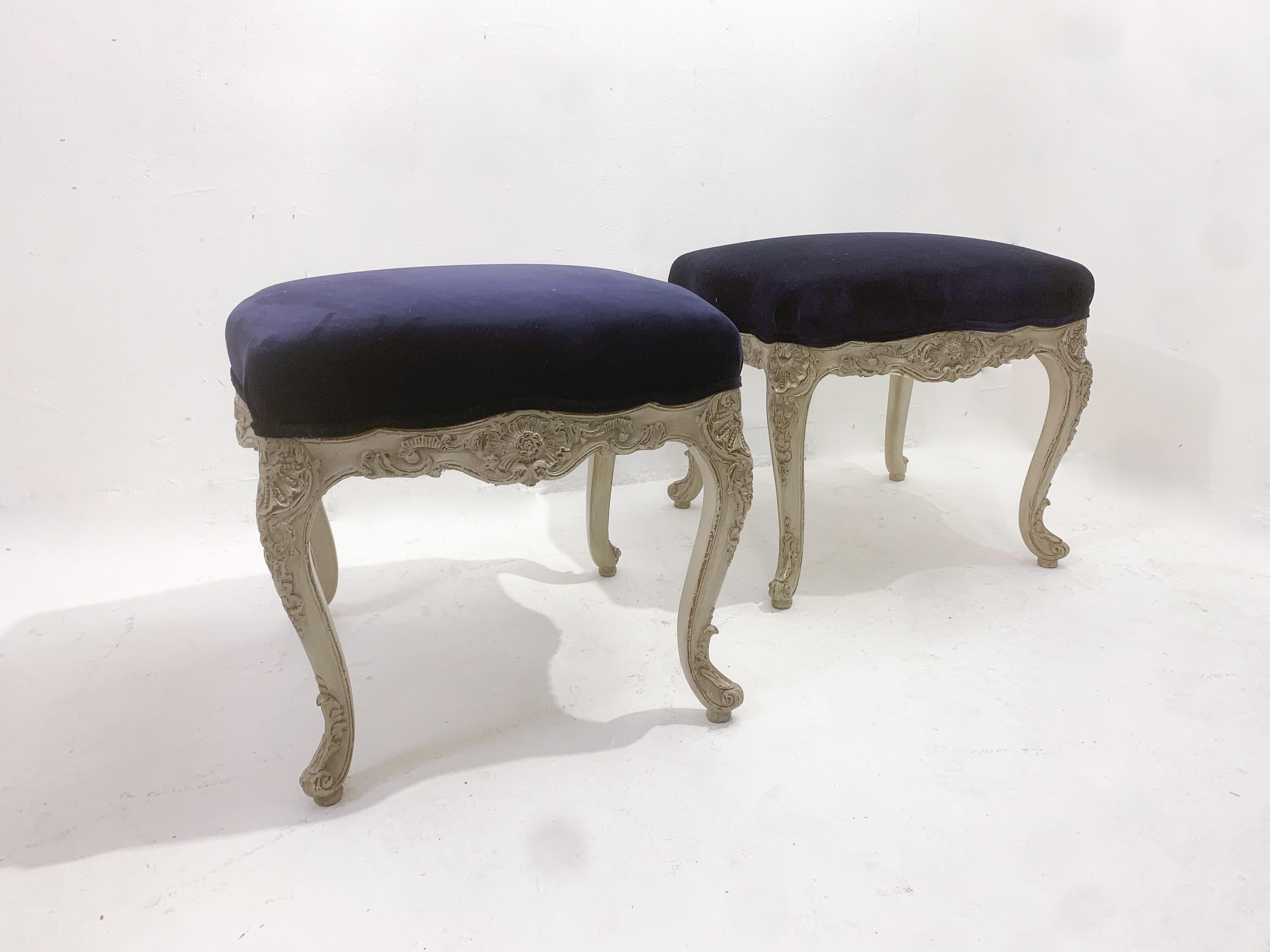 Pair of Contemporary Stools, Louis XV Style, Purple Velvet, Belgium In Good Condition For Sale In Brussels, BE