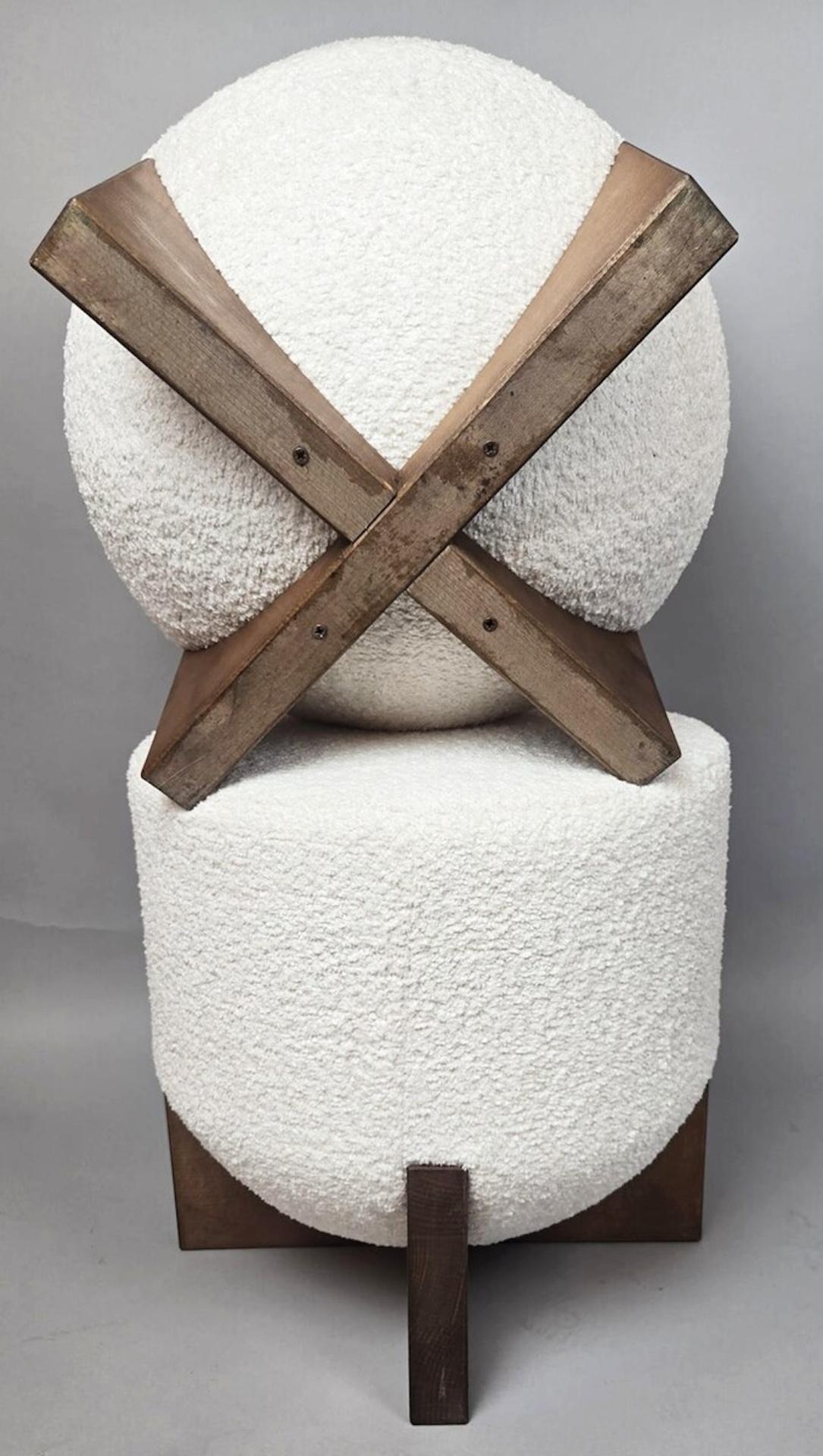 Tessuto Coppia di sgabelli contemporanei, legno e tessuto bouclé bianco in vendita