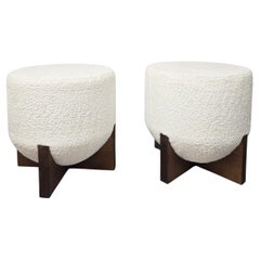 Pareja de taburetes contemporáneos, madera y tela bouclé blanca