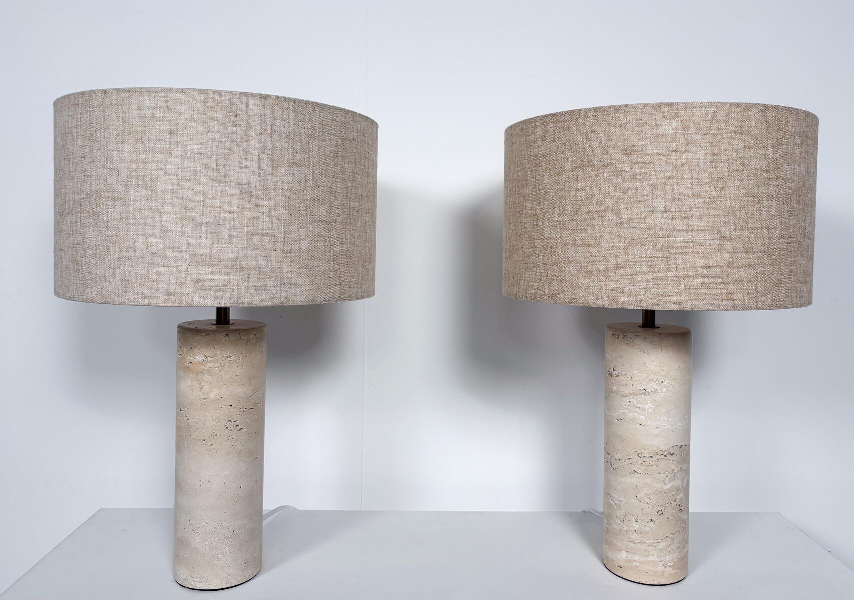 italien Paire de lampes de table contemporaines, travertin, Italie en vente