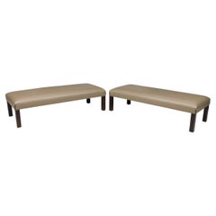 Paire de bancs contemporains tapissés en cuir taupe