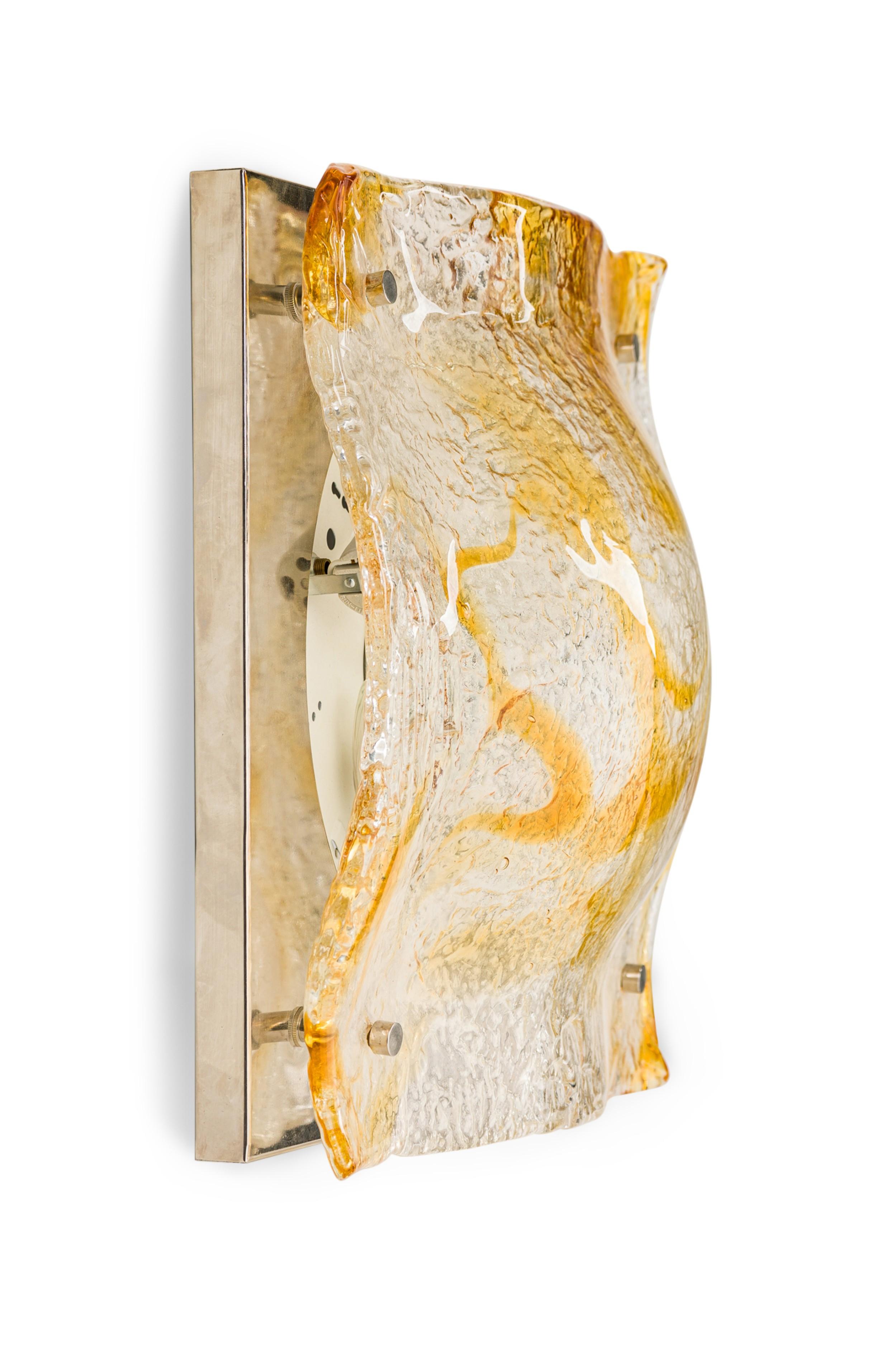 PAR de apliques contemporáneos (posiblemente escandinavos) grandes de cristal transparente y ámbar texturizado con un diseño cuadrado de forma libre (PRECIADOS COMO PAR)