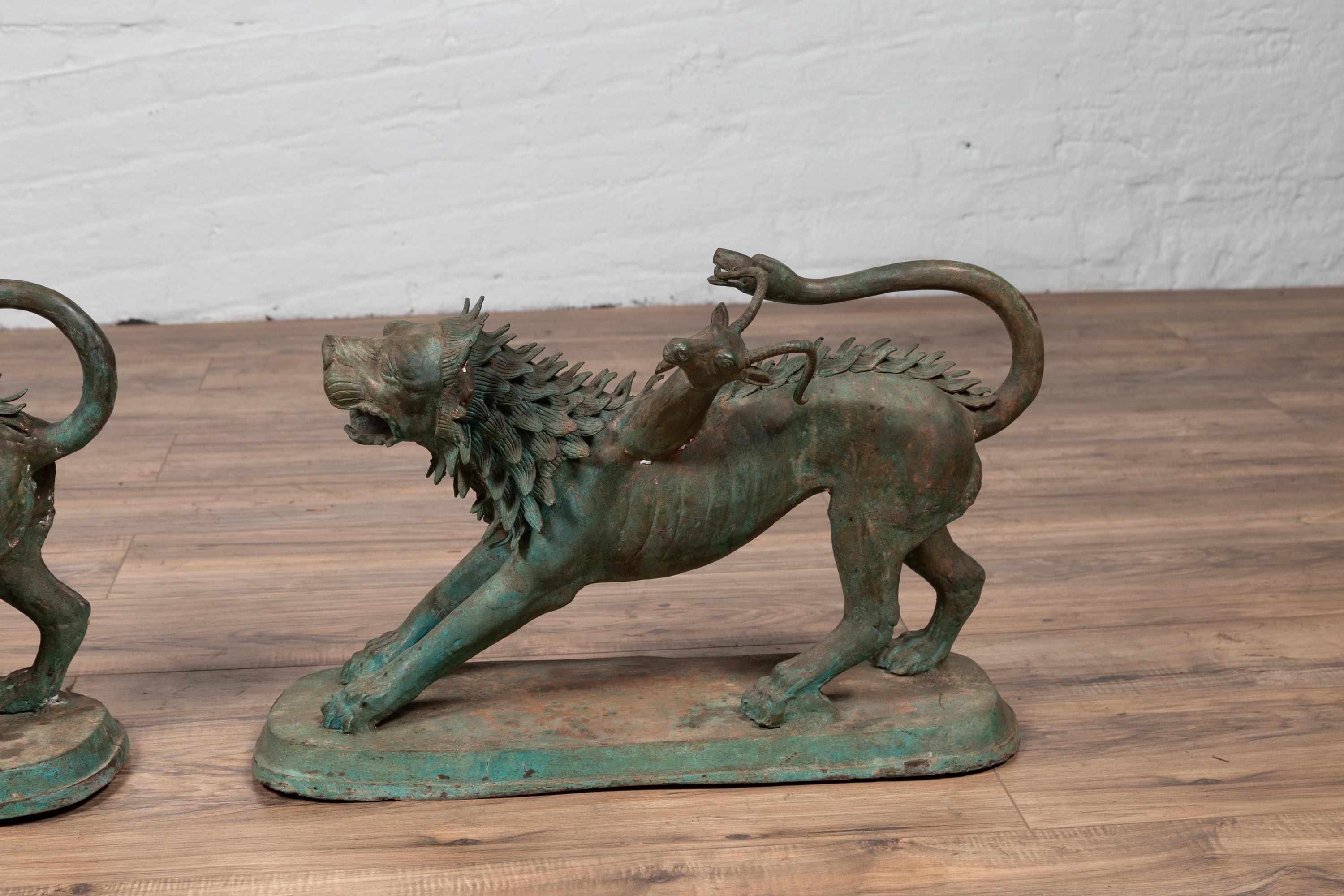 Paire de sculptures contemporaines d'animaux gardiens mythologiques en bronze coulé en vente 1