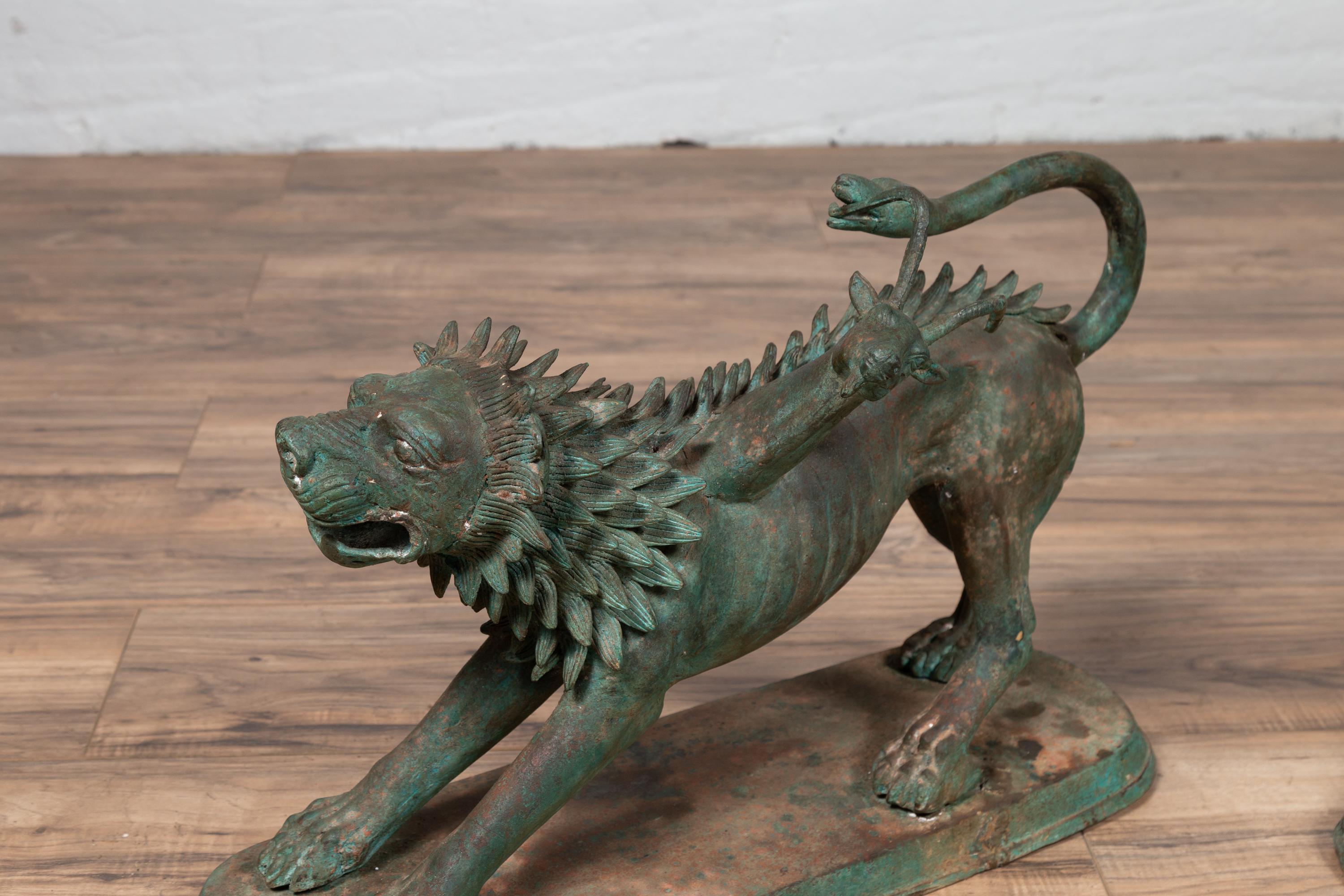 Paire de sculptures contemporaines d'animaux gardiens mythologiques en bronze coulé en vente 2