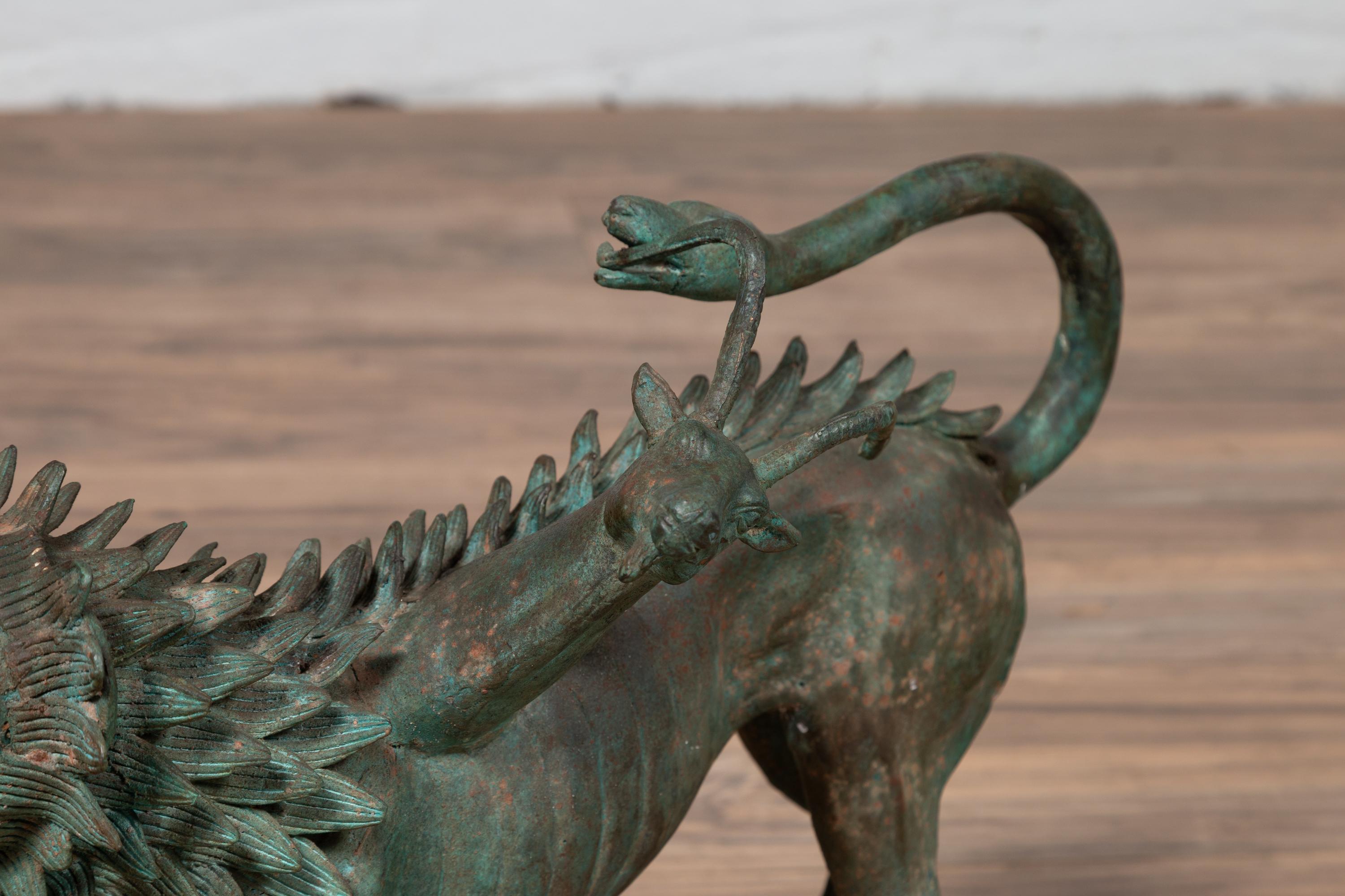 Paire de sculptures contemporaines d'animaux gardiens mythologiques en bronze coulé en vente 3