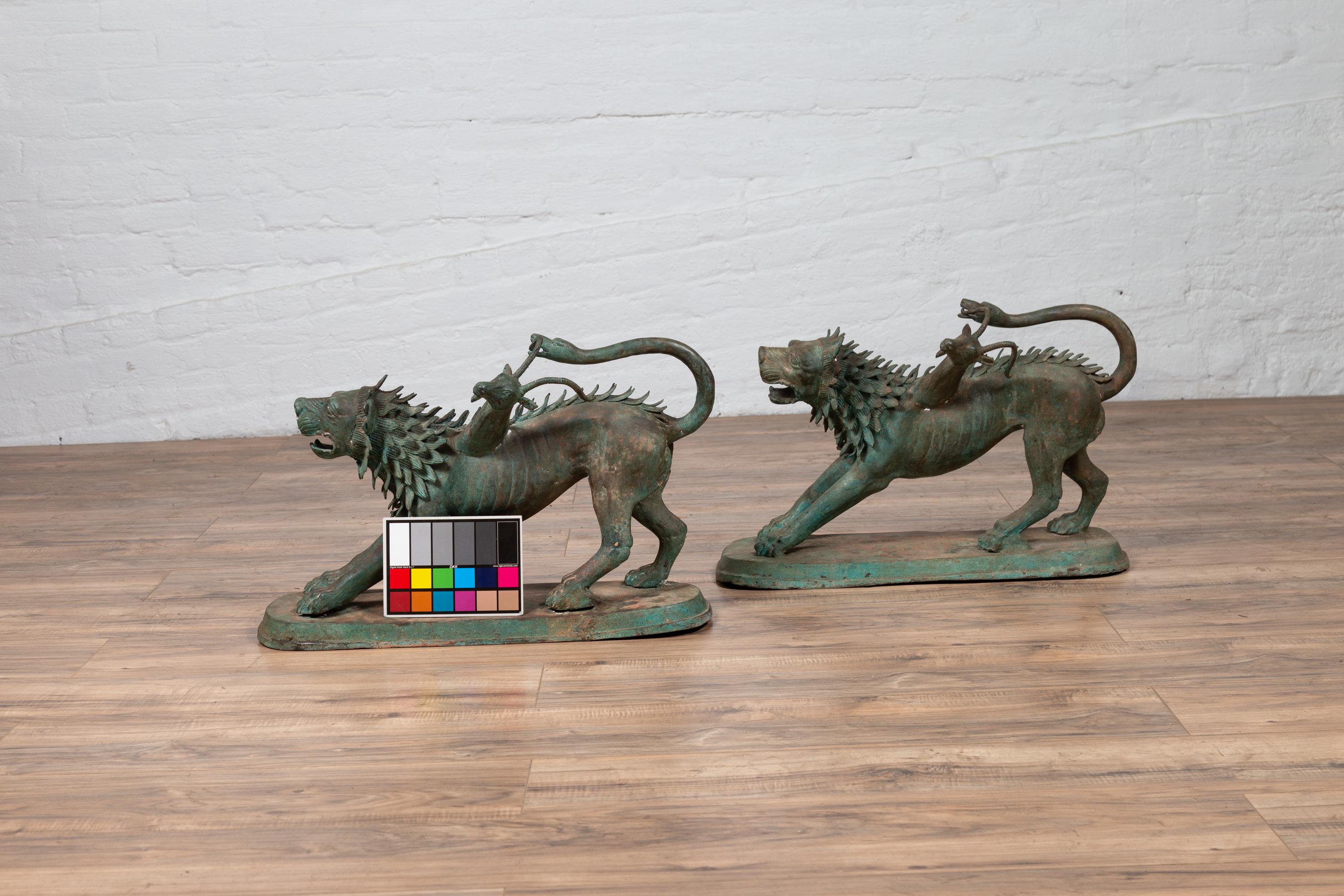 Paire de sculptures contemporaines d'animaux gardiens mythologiques en bronze coulé en vente 11