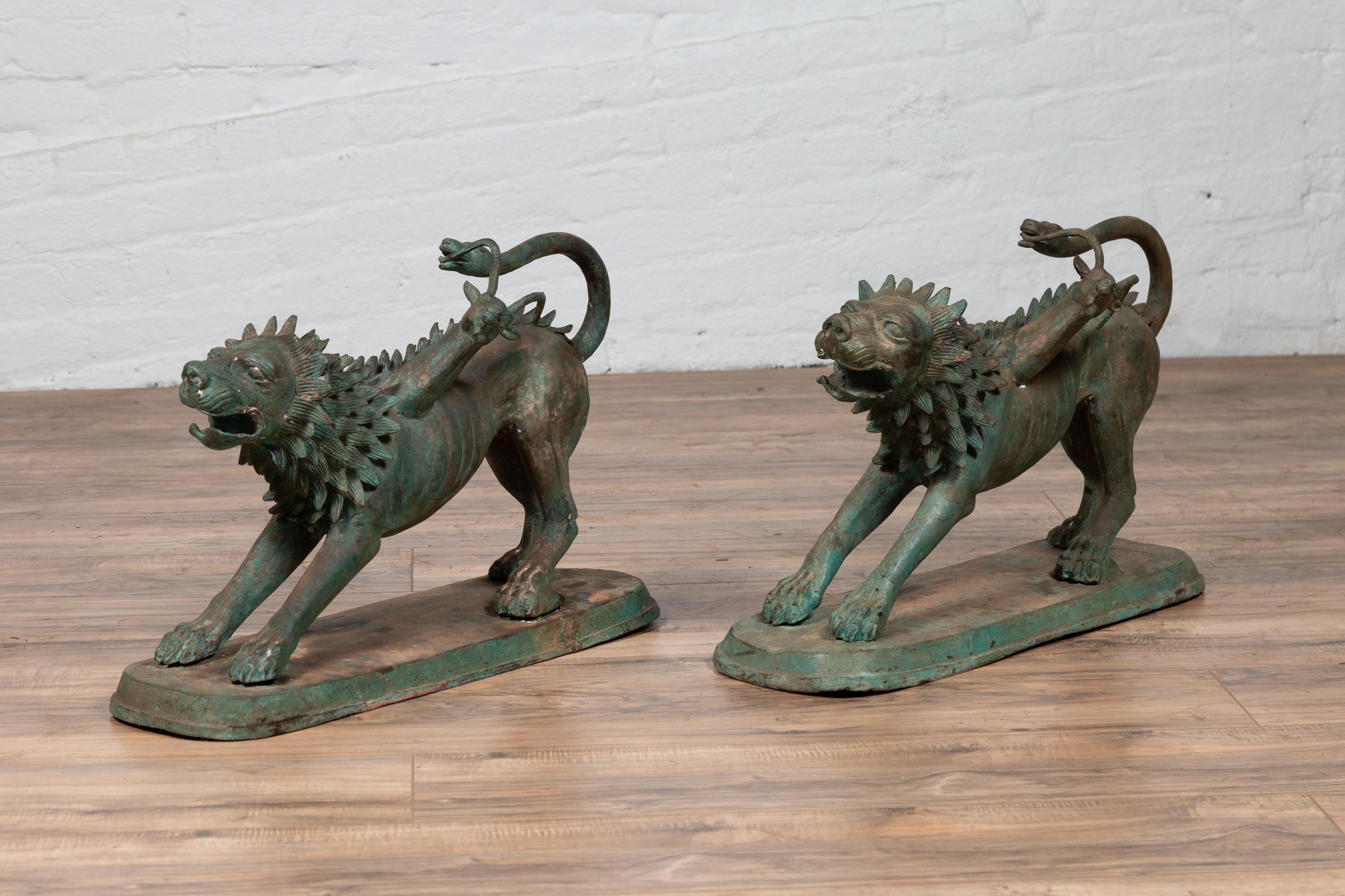 Patiné Paire de sculptures contemporaines d'animaux gardiens mythologiques en bronze coulé en vente