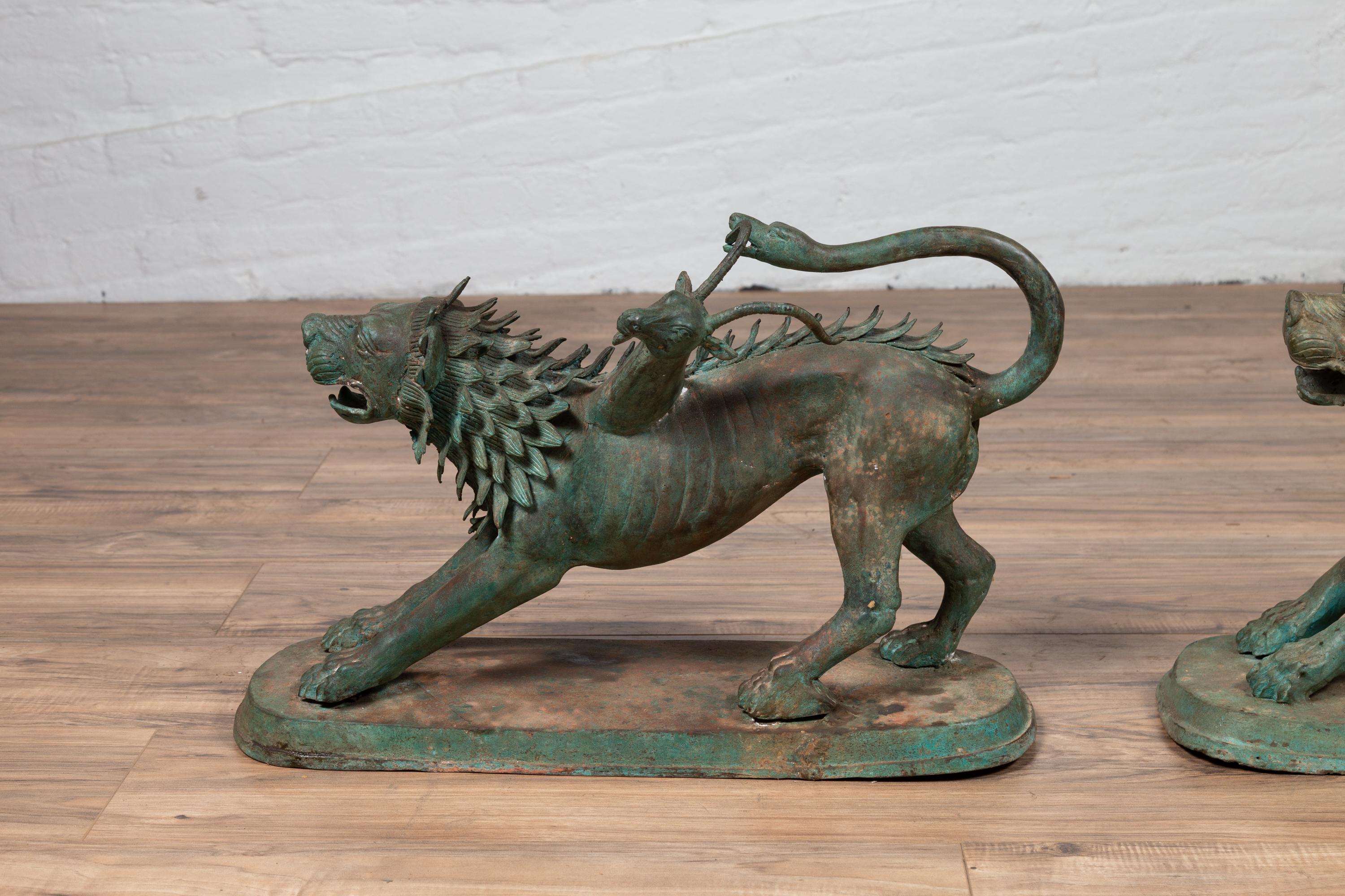 Bronze Paire de sculptures contemporaines d'animaux gardiens mythologiques en bronze coulé en vente