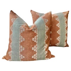 Coppia di cuscini Thibaut Contemporary "Dhara Stripe" in arancione