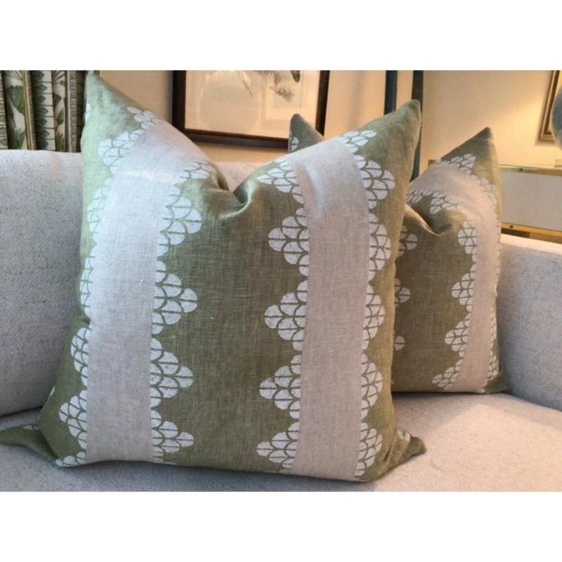 Un altro favoloso tessuto di tendenza di Thibaut. Dhara Stripe è un disegno geometrico bloccato a mano in morbido color oliva con una striscia di lino naturale a contrasto. ....Queste vengono fornite con un supporto di lino naturale complementare.