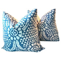 Coppia di cuscini Thibaut Contemporary imbottiti di piuma d'oca "Camomilla" in blu