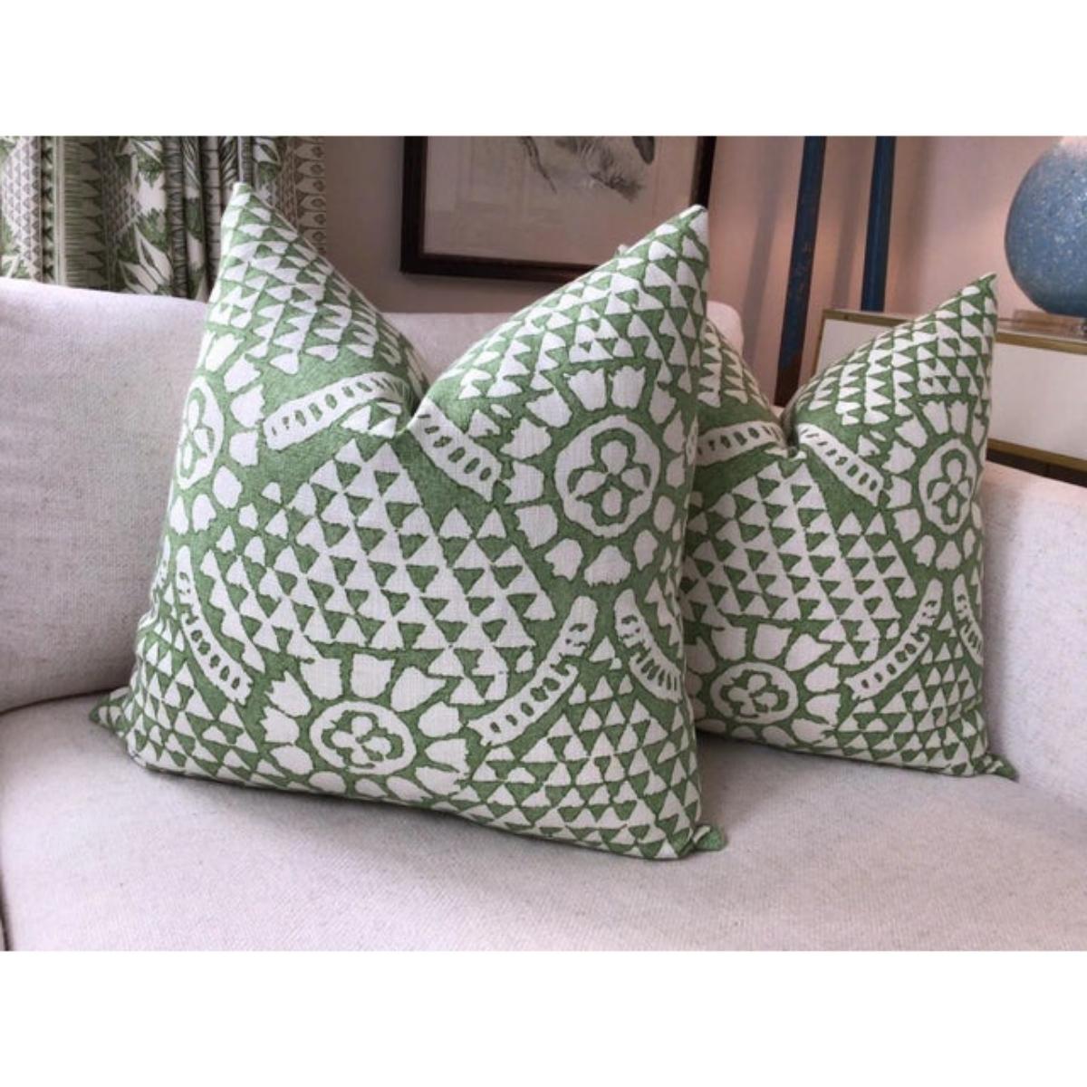 Un altro favoloso modello di Thibaut. La camomilla in verde e bianco è un disegno ikat a medaglioni stampato su un tessuto di cotone pesante. Il supporto in lino color avena coordinato e la cerniera invisibile completano questa splendida coppia di