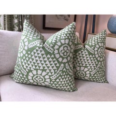 Pareja de almohadas contemporáneas Thibaut rellenas de plumón "Manzanilla" en verde