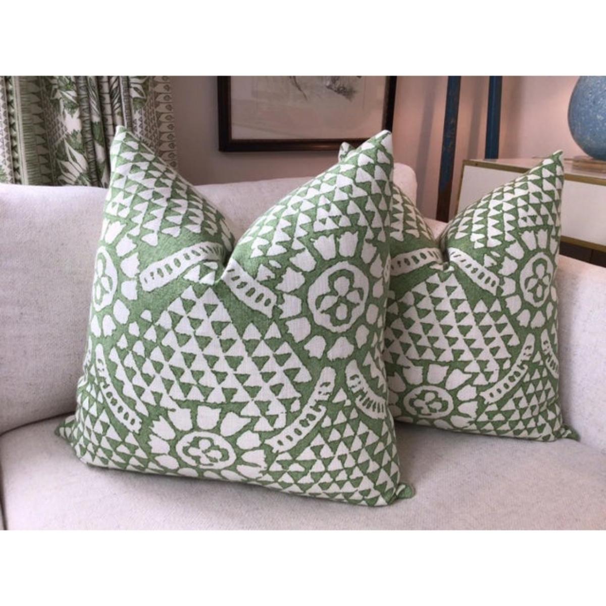 Mid-Century moderno Coppia di cuscini Thibaut Contemporary imbottiti di piuma d'oca 