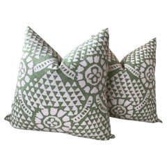 Coppia di cuscini Thibaut Contemporary imbottiti di piuma d'oca "Chamomile" in Greene & Greene