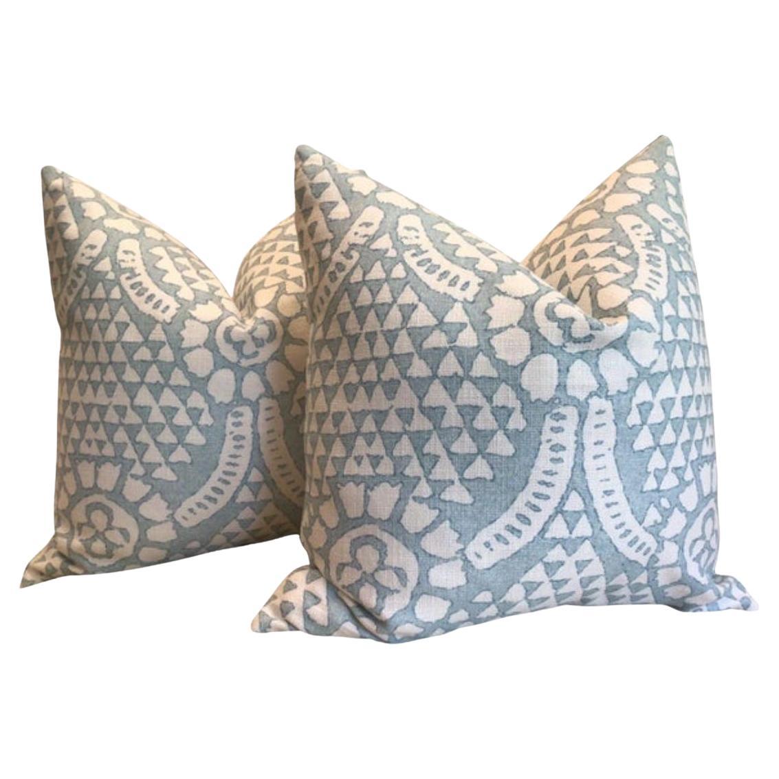 Coppia di cuscini Thibaut Contemporary imbottiti di piuma d'oca "Chamomile" in blu Spa