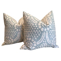 Coppia di cuscini Thibaut Contemporary imbottiti di piuma d'oca "Chamomile" in blu Spa