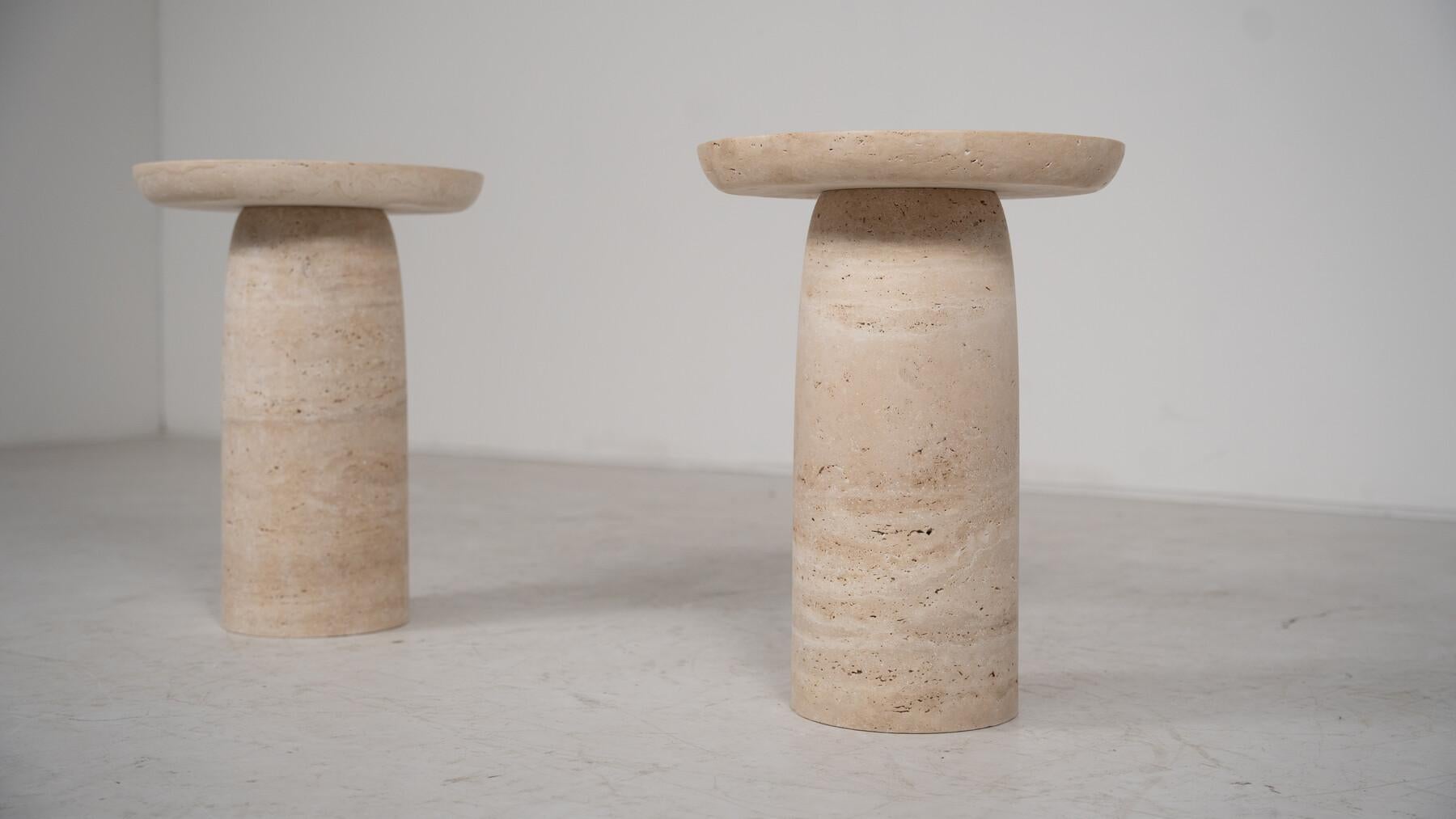 Pareja de mesas auxiliares contemporáneas de travertino, Italia Moderno en venta